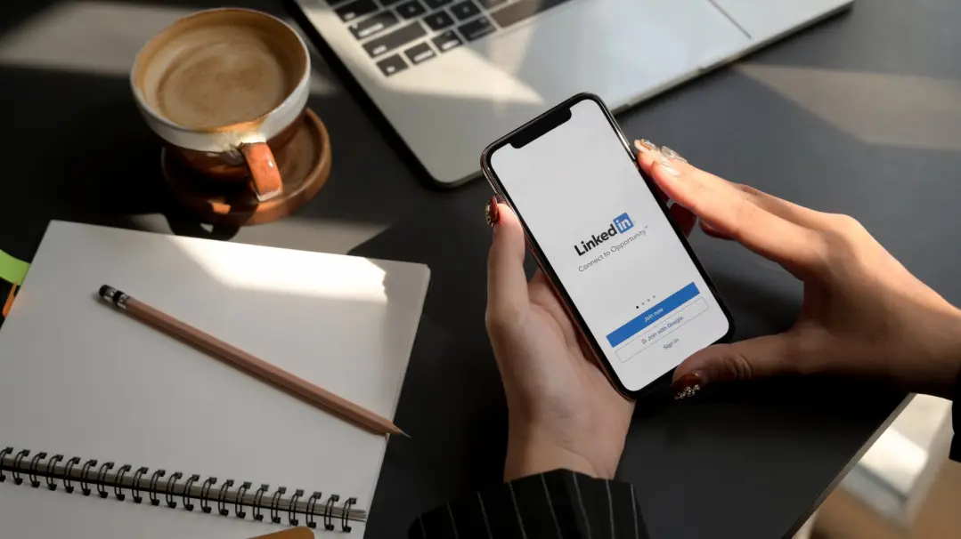 mujer-que-usa-smartphone-con-la-app-de-linkedin