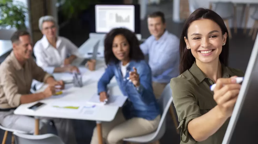 personas-que-utilizan-dispositivos-digitales-durante-una-reunion (1)