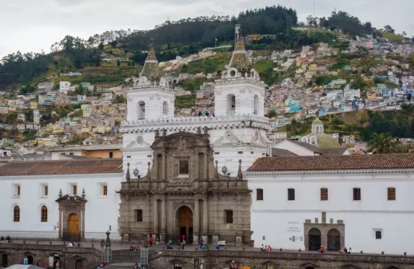 Quito, entre baches, buses y personas