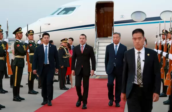Noboa inició su gira en China