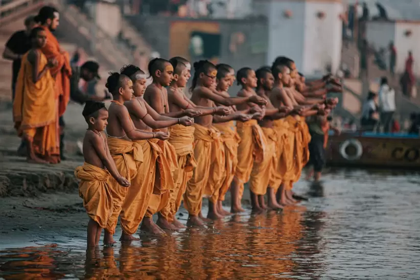 Varanasi - Monjes Jvenes Realizando Un Ritual En El Ro Ganges