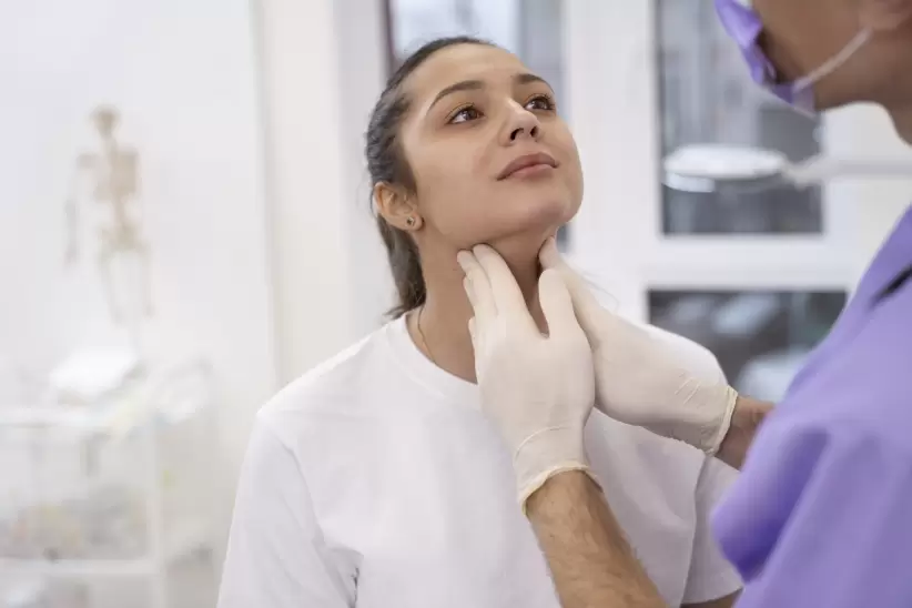 doctor-realizando-chequeo-medico-de-rutina