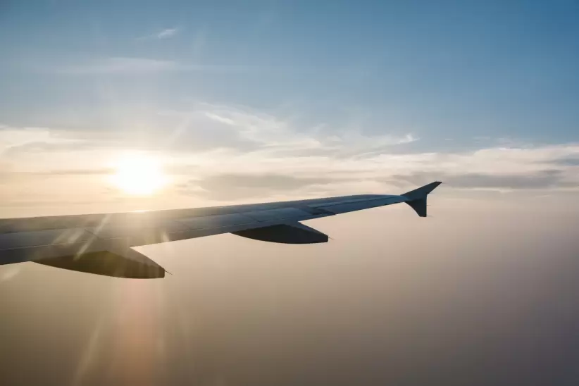 ala-de-avion-y-puesta-de-sol-en-el-cielo-azul