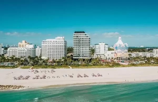 Cumple diez aos el Faena Hotel de Miami Beach, el palacio rojo que fascina a artistas y viajeros