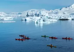 Así será la experiencia de remar entre ballenas y dormir en paisajes vírgenes en el corazón de la Antártida