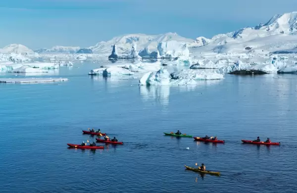 As ser la experiencia de remar entre ballenas y dormir en paisajes vrgenes en el corazn de la Antrtida