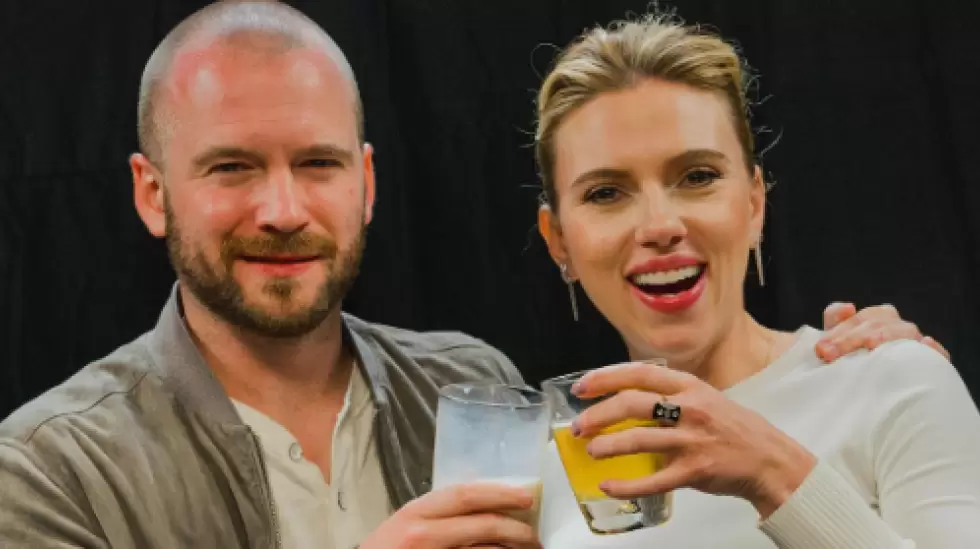 Sean Evans con Scarlett Johansson
