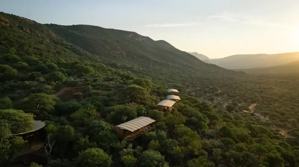 El nuevo eco-lodge de safari sudafricano Few & Far Luvhondo