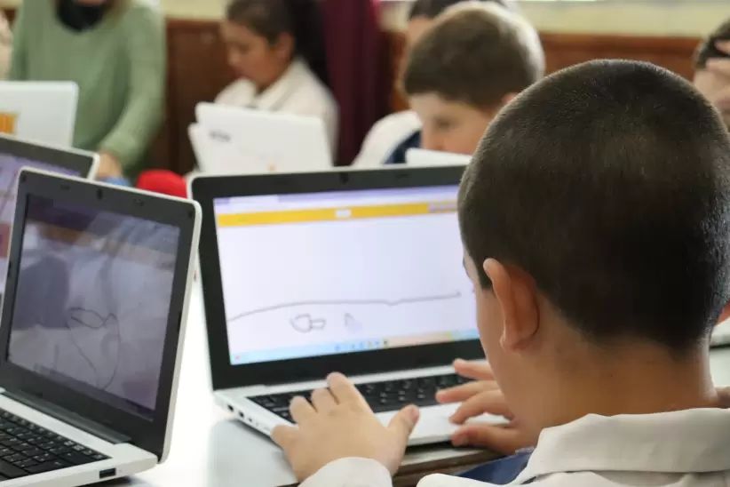 Niño usando una computadora. Foto: Gentileza Ceibal.