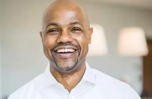 Aprendió sobre startups limpiando mesas y ahora dirige un fondo con US$ 186 millones