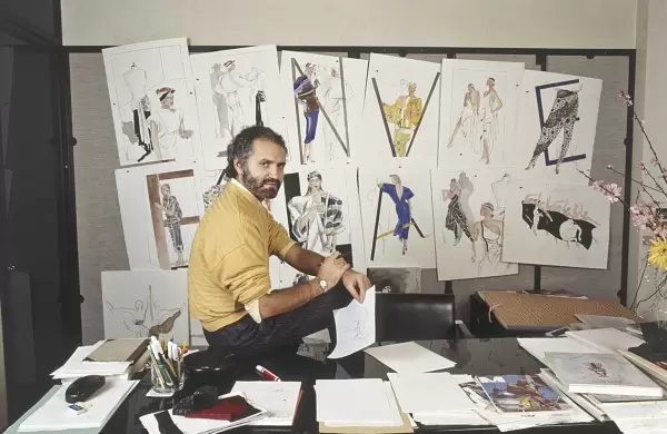 Londres le rinde homenaje a Gianni Versace: as es la muestra inmersiva que celebra el legado del diseador italiano