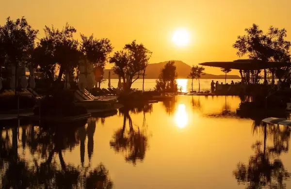 Chefs con estrellas Michelin organizan cenas en la playa en este paraíso griego