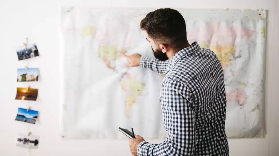 Hombre mirando un mapa - Emprendedores - Expansin -