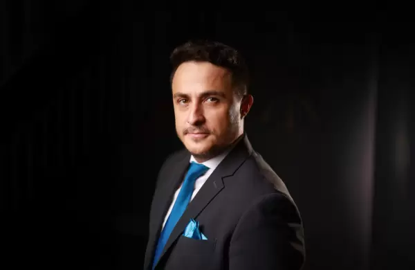Comenzó como bartender y hoy abre puertas a latinos desde la banca en EE.UU.