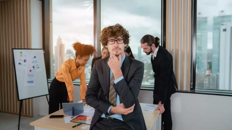 Empleados trabajando con IA - oficina