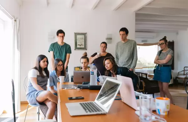 Cómo la cultura de la vergüenza está saboteando silenciosamente el crecimiento profesional de la Generación Z