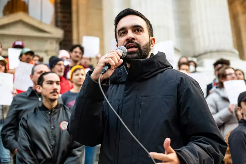 Zohran Mamdani en la manifestación "Resistir el Fascismo" en Bryant Park el 27 de octubre de 2024.