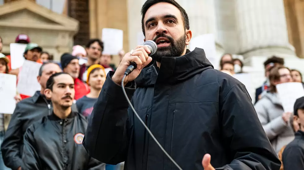 Zohran Mamdani en la manifestacin "Resistir el Fascismo" en Bryant Park el 27 d