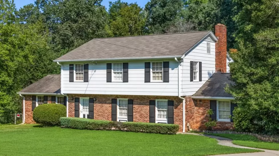 La casa ubicada en 2530 Piney Wood Lane en Atlanta, Georgia, famosa por aparecer