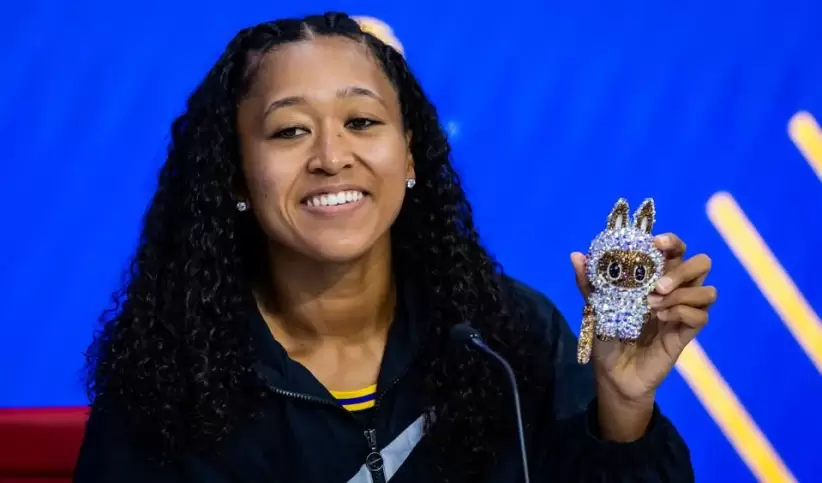 Naomi Osaka de Japn muestra su labubu "Althea Glitterson" ganado el lunes 1 de septiembre de 2025.