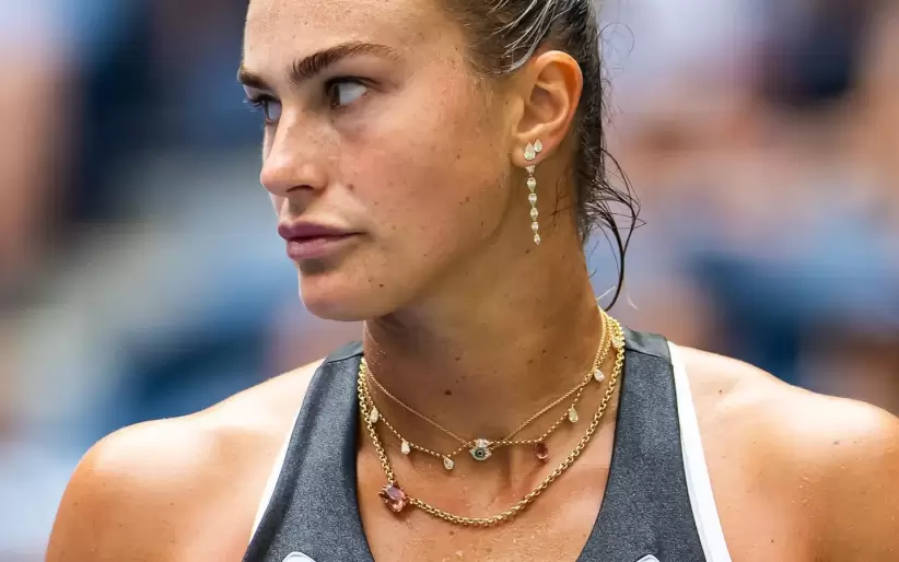 Aryna Sabalenka lucio collares y aretes de diamantes de Material Good en su primer partido individual contra Rebeka Masarova el domingo 24 de agosto.