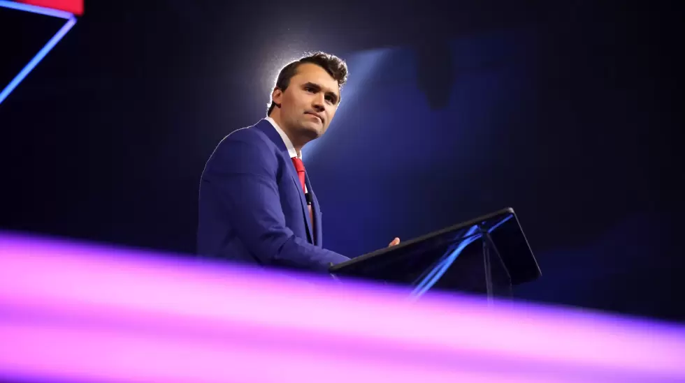 Charlie Kirk habla con los asistentes al AmericaFest 2023 en el Centro de Conven
