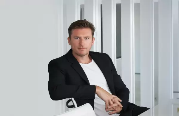 El multimillonario farmacéutico que desarrolló un analgésico de cannabis para reemplazar opioides