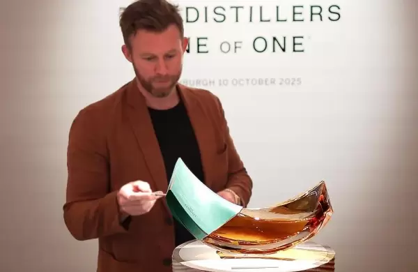 Botellas que parecen arte y precios millonarios: así es la subasta de whisky más exclusiva del mundo