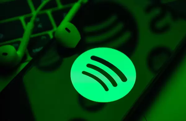 Las acciones de Spotify caen un 4 % tras la salida de Daniel Ek como CEO