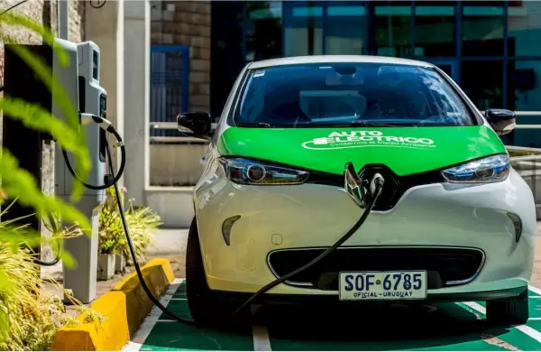Pagar $ 30 para recorrer 100 km: el boom eléctrico comienza a masificarse y desafía la infraestructura de cargadores