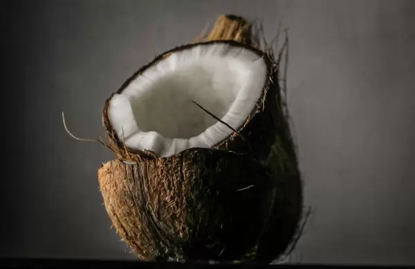 El coco con cáscara es el rey de las exportaciones de frutas tropicales