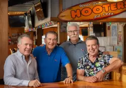 Los fundadores de Hooters vuelven al mando para salvar su imperio de alitas