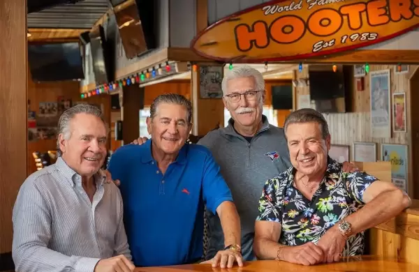Los fundadores de Hooters vuelven al mando para salvar su imperio de alitas