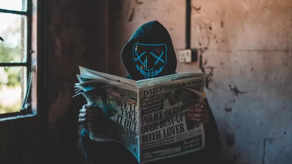 Persona Leyendo El Peridico Dentro De La Habitacin