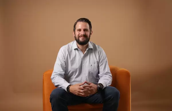 Se sumergió en el mundo corporativo en Argentina, Chile y México, lo dejó y ahora se declara un soñador