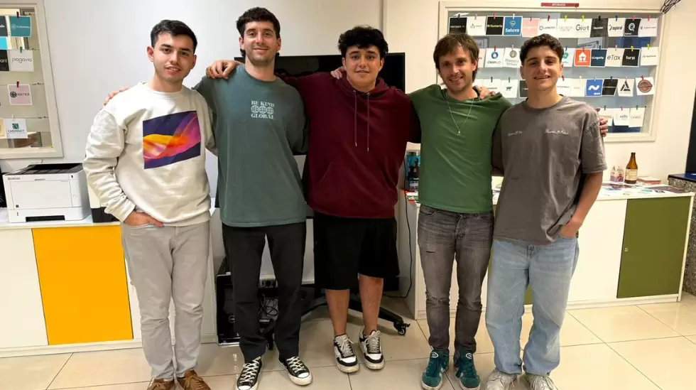 Federico Ades y Federico Gir junto a los founders de Viatik. Foto: Gentileza.