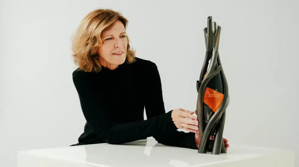 Jeanne Gang dise la botella Artistry in Oak para el lanzamiento del whisky esc