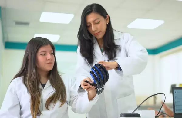 Desde la UPS hacia el mundo: la historia de una cientfica ecuatoriana que transforma la rehabilitacin neurolgica