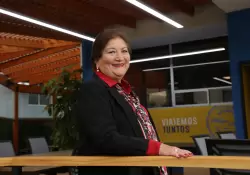 Tiene 77 y sigue liderando