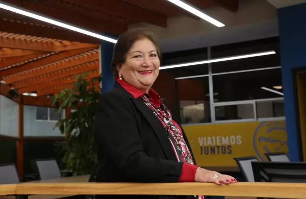 Tiene 77 y sigue liderando