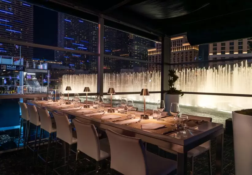 Asientos junto a la fuente, al lado del Gran Premio de Las Vegas, en el Bellagio Fountain Club.