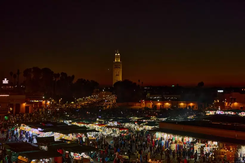 La torre Koutoubia en la plaza Djemaa el Fna de Marrakech