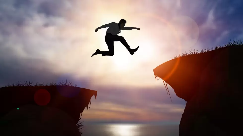 entre volar y caer al abismo