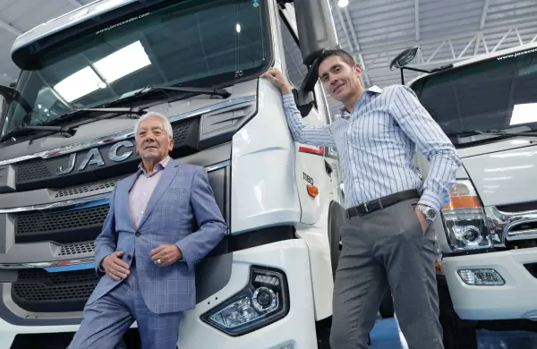 El grupo que avanza con la fuerza de un camin