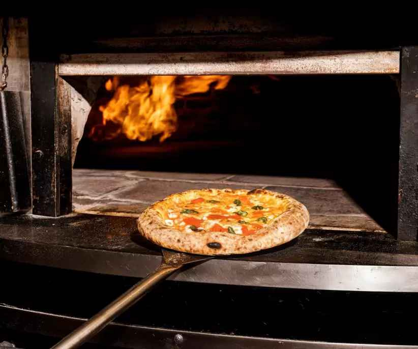 El tercer lugar lo ocupa la pizza, aunque con matices según el país. En Argentina, por ejemplo, la pizza de molde con mucha muzzarella y aceitunas negras está entre las más ordenadas. 