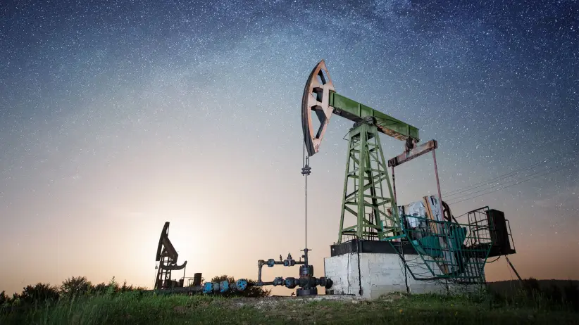 El petróleo osciló ante las amenazas de nuevos aranceles y las decisiones de oferta de la OPEP+.