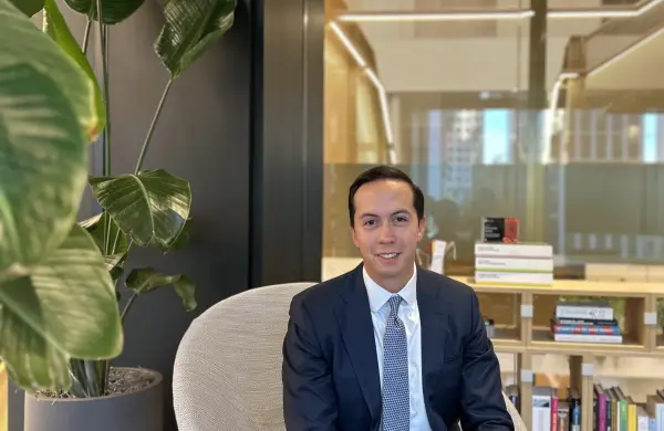 Tiene 29 años y transacciona más de US$ 3.000 millones