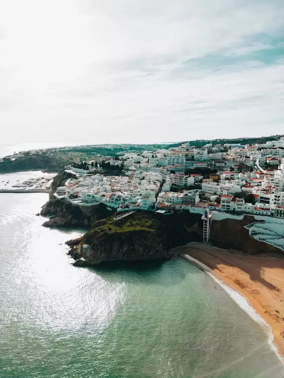 Una vista aérea del puerto deportivo y los acantilados de Albufeira en el Algarve en Portugal, el segundo mejor país para vivir.