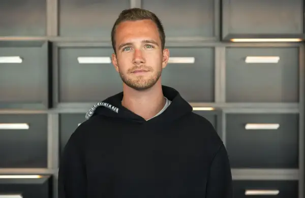 Lo rechazaron cuando presentó su idea, pero ahora su startup de IA recauda millones y conquista a las marcas más exigentes