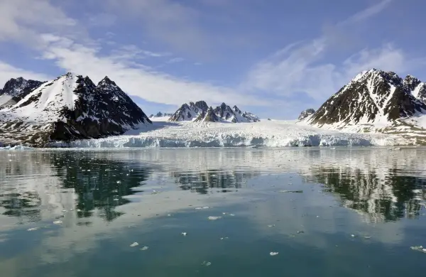 La isla europea para vivir y trabajar sin visa... pero está prohibido tener gatos